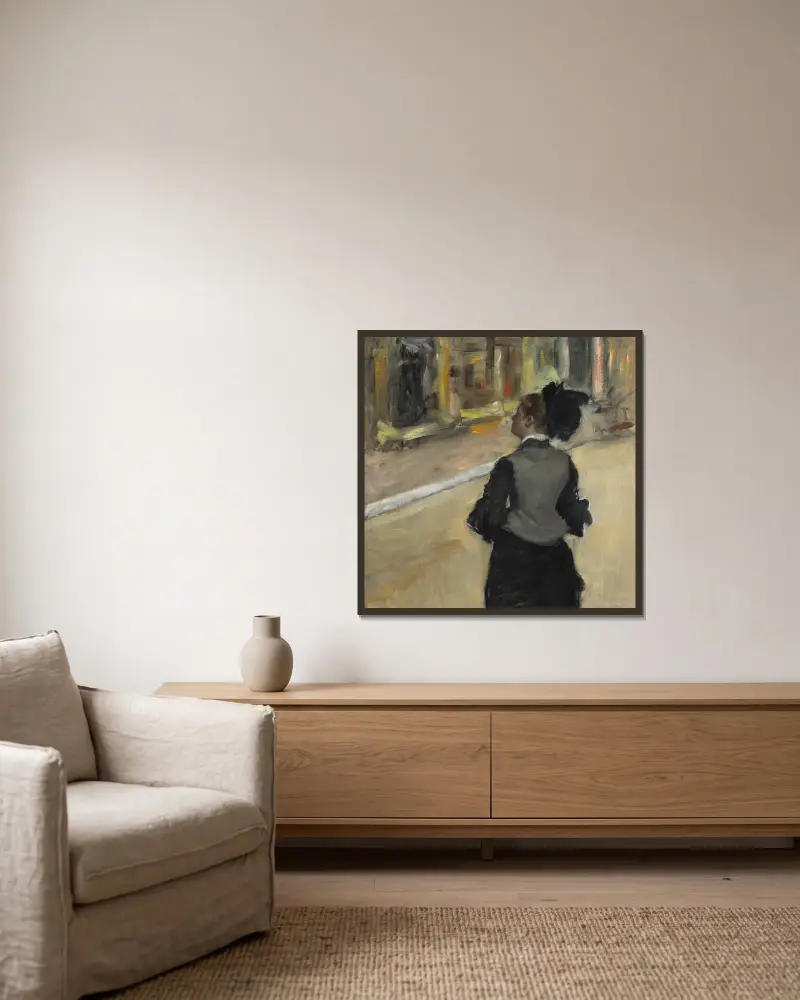 Frau von hinten gesehen – Museumsbesuch von Edgar Degas gerahmt an einer Wand