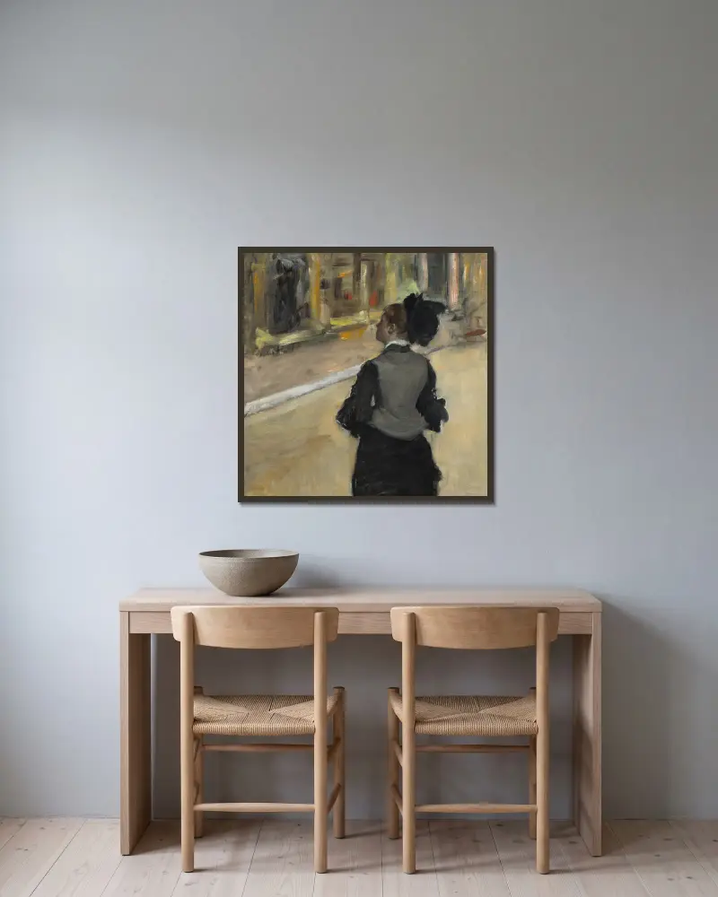 Frau von hinten gesehen – Museumsbesuch von Edgar Degas gerahmt an einer Wand