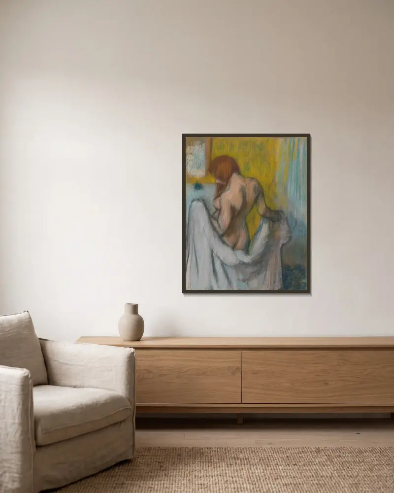 Kvinna med handduk av Edgar Degas inramad på en vägg