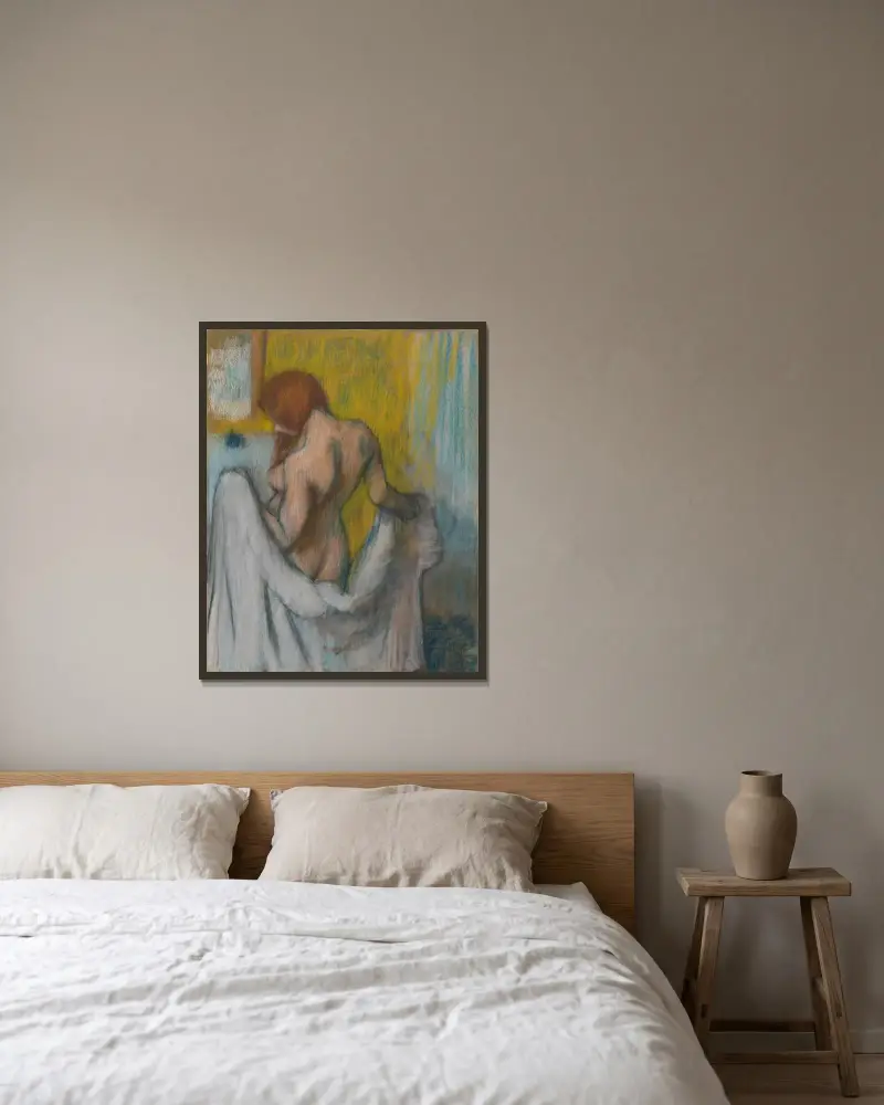 Kvinna med handduk av Edgar Degas inramad på en vägg