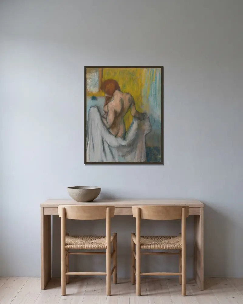 Kvinna med handduk av Edgar Degas inramad på en vägg