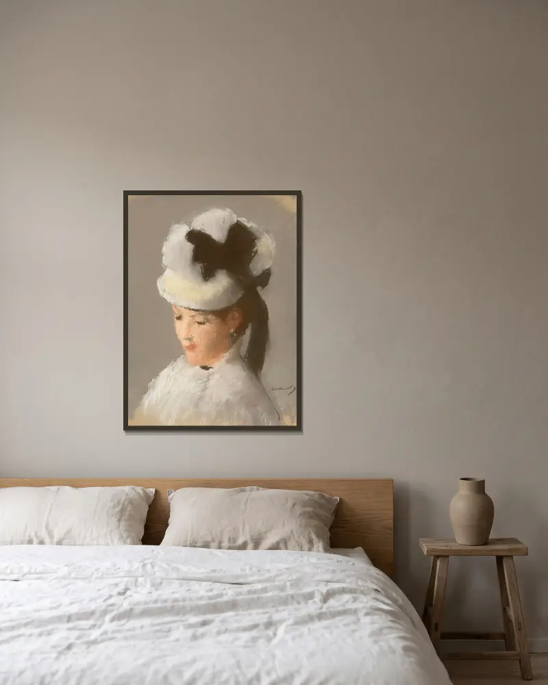 Ung kvinna med vit hatt av Édouard Manet inramad på en vägg