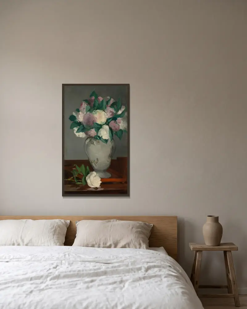 Peonies av Édouard Manet inramad på en vägg