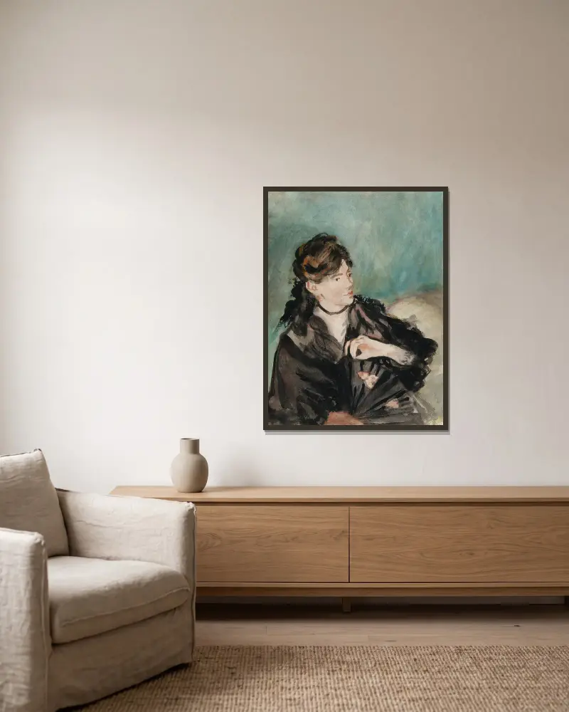 Porträtt av Berthe Morisot med solfjäder av Édouard Manet inramad på en vägg