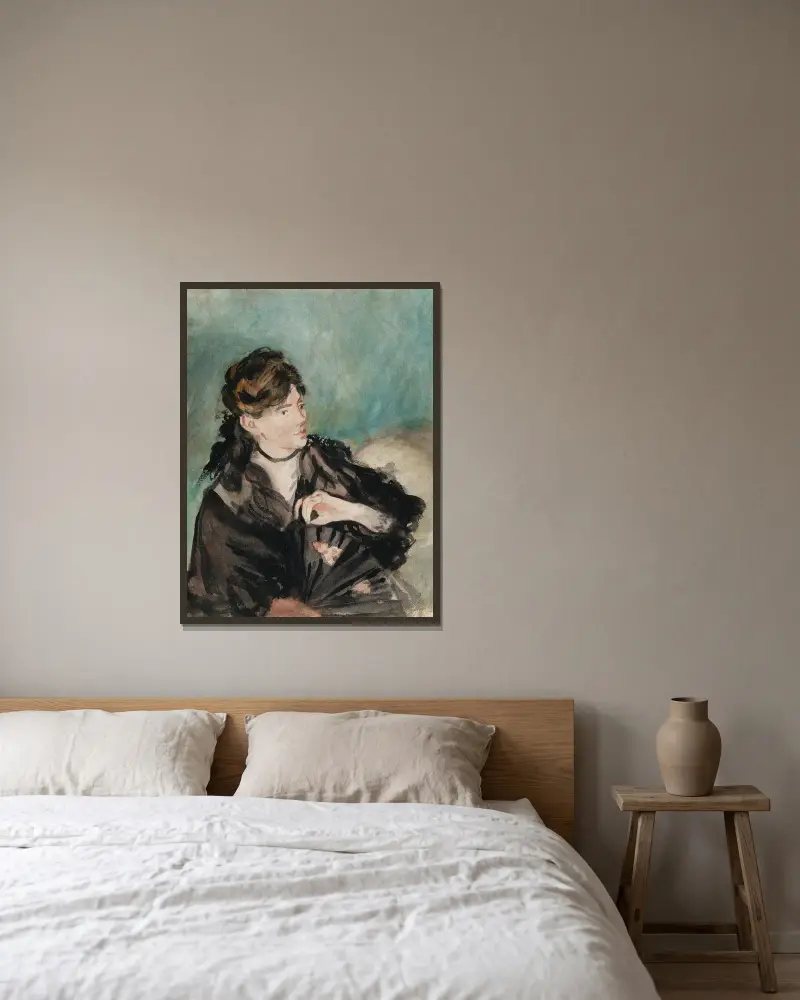 Porträtt av Berthe Morisot med solfjäder av Édouard Manet inramad på en vägg