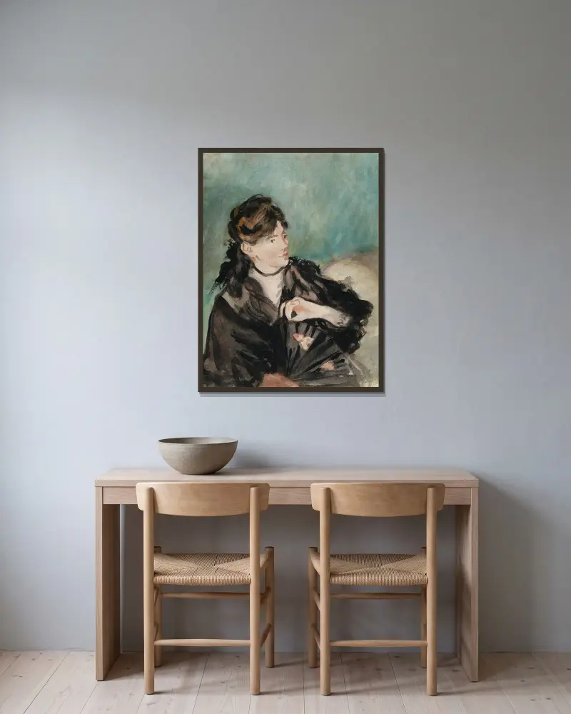 Porträtt av Berthe Morisot med solfjäder av Édouard Manet inramad på en vägg