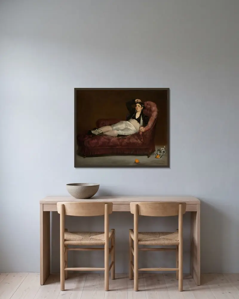 Liggande ung kvinna i spansk dräkt av Édouard Manet inramad på en vägg