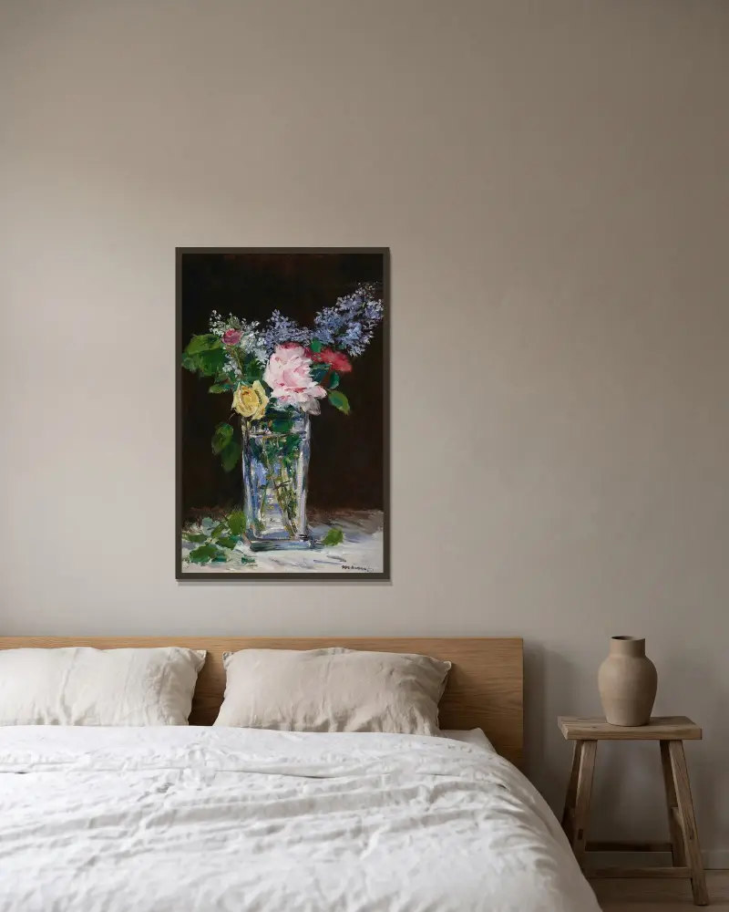 Vas med blommor, rosor och syrener av Édouard Manet inramad på en vägg