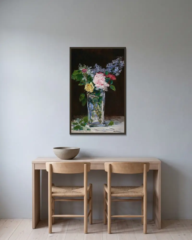 Vas med blommor, rosor och syrener av Édouard Manet inramad på en vägg