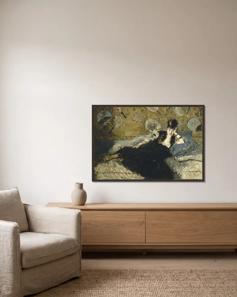Kvinna med solfjädrar av Édouard Manet inramad på en vägg