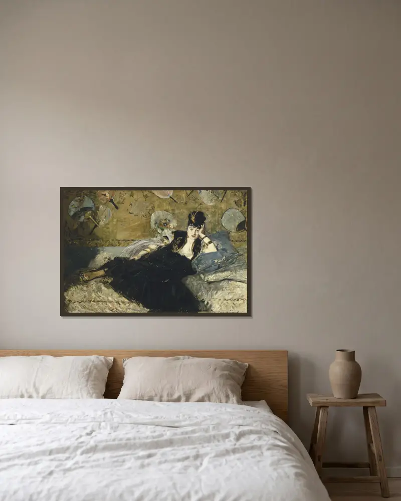Kvinna med solfjädrar av Édouard Manet inramad på en vägg