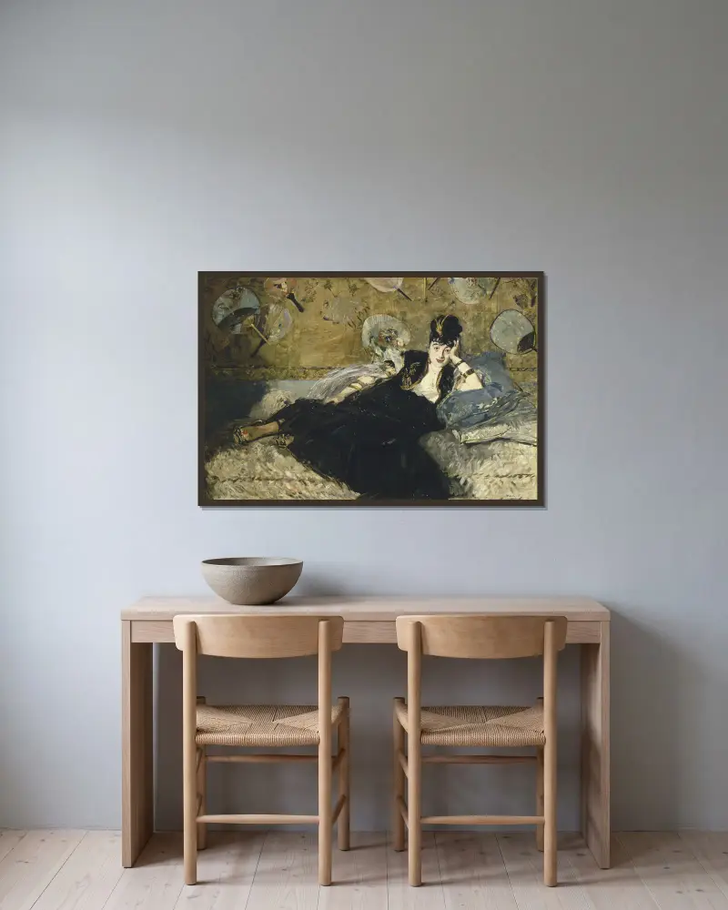 Kvinna med solfjädrar av Édouard Manet inramad på en vägg
