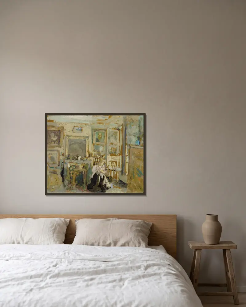 Sittande kvinna i ljust interiör av Édouard Vuillard inramad på en vägg