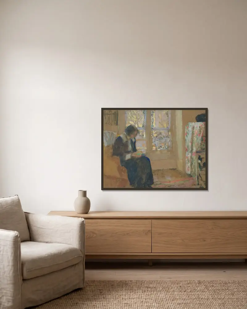 Ung kvinna som läser, Lucie Belin hemma hos sig av Édouard Vuillard inramad på en vägg