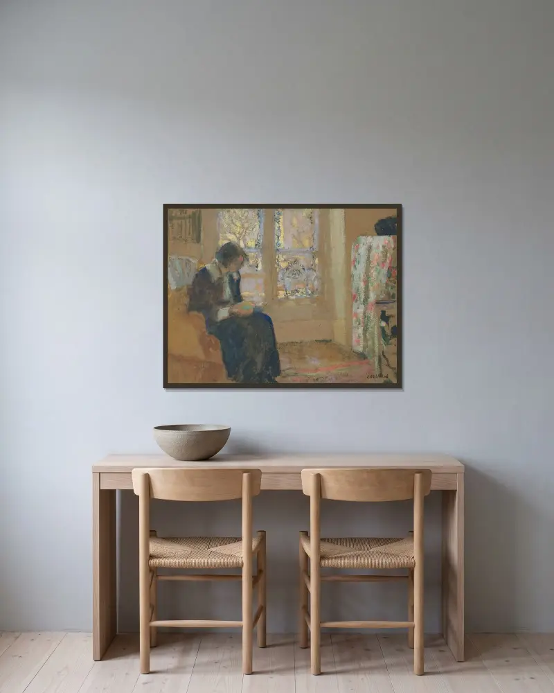 Ung kvinna som läser, Lucie Belin hemma hos sig av Édouard Vuillard inramad på en vägg