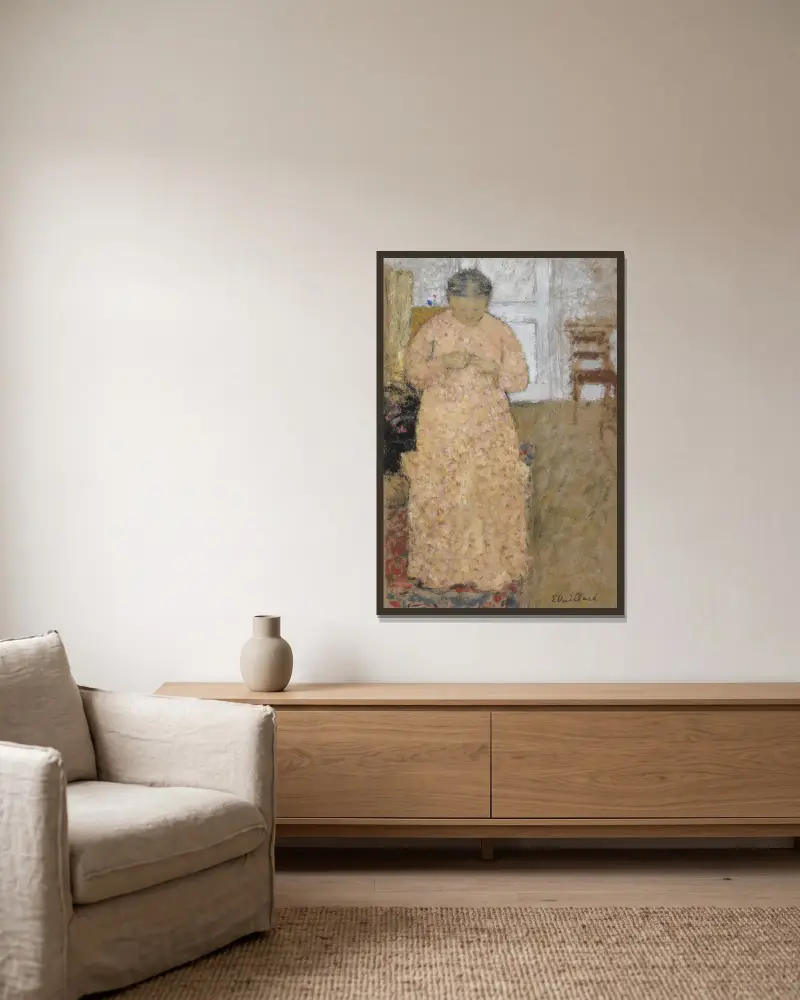 Knitting Woman in Pink Dress av Édouard Vuillard inramad på en vägg