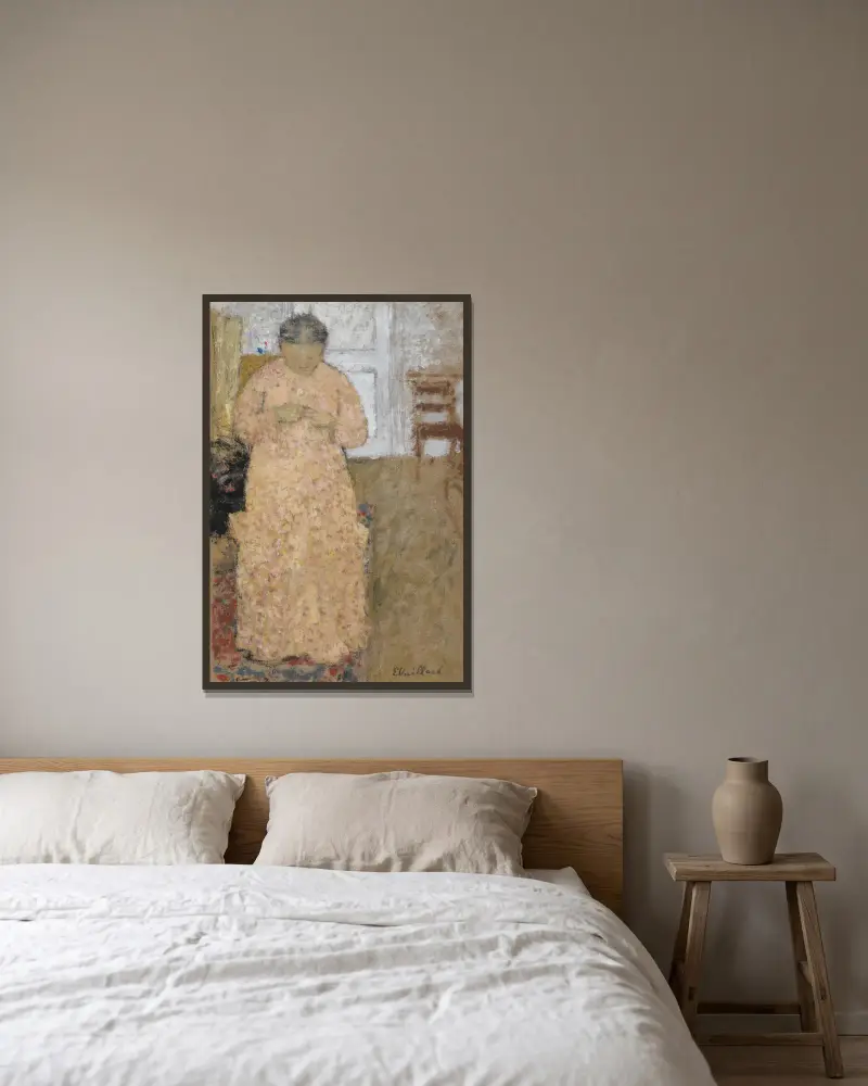 Knitting Woman in Pink Dress av Édouard Vuillard inramad på en vägg