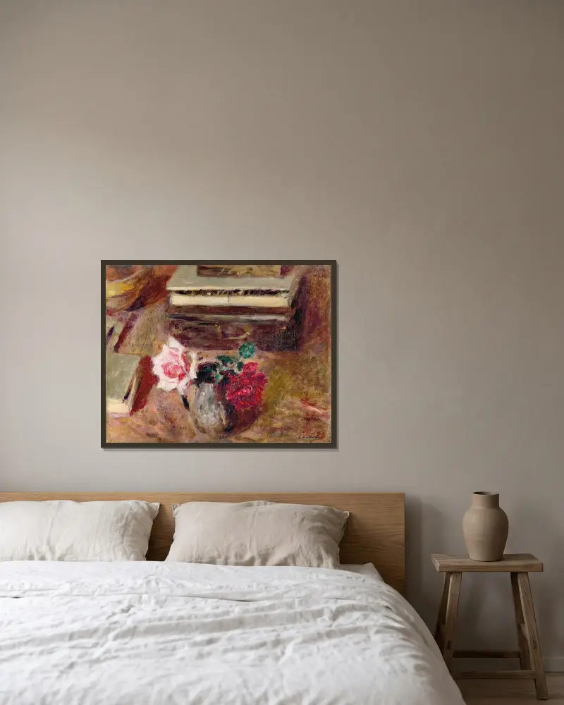 Zwei Rosen und der Pastellkasten von Édouard Vuillard gerahmt an einer Wand