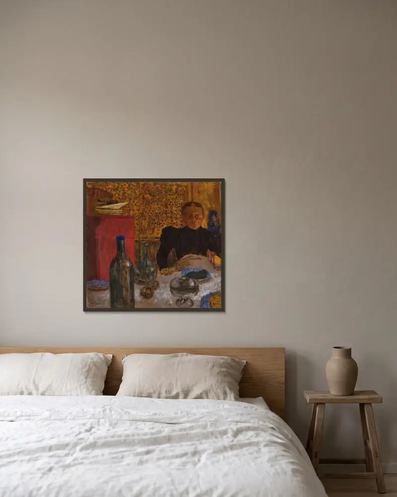 Madame Vuillard vid bordet av Édouard Vuillard inramad på en vägg