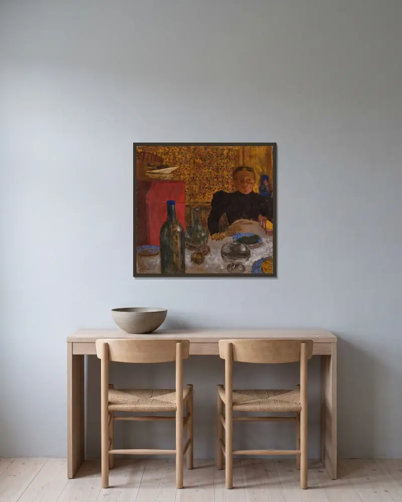 Madame Vuillard vid bordet av Édouard Vuillard inramad på en vägg