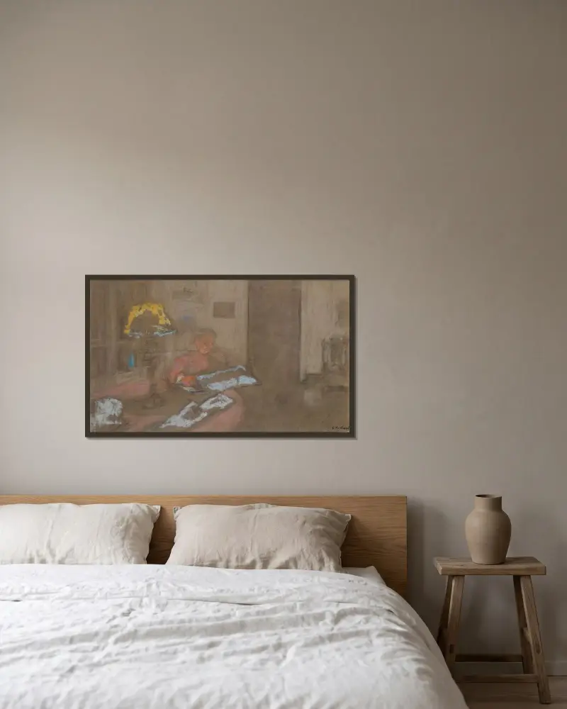 Madame Vuillard läsande tidningen av Édouard Vuillard inramad på en vägg