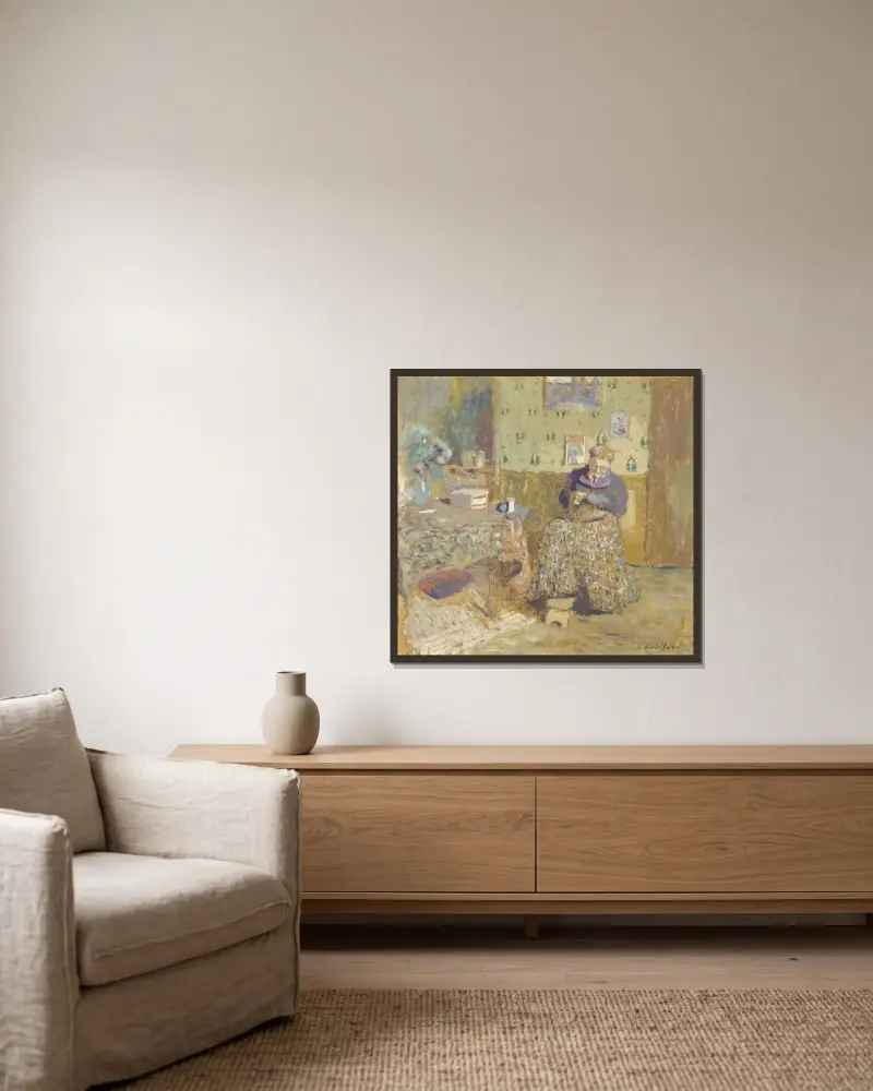 Madame Vuillard beim Nähen von Édouard Vuillard gerahmt an einer Wand