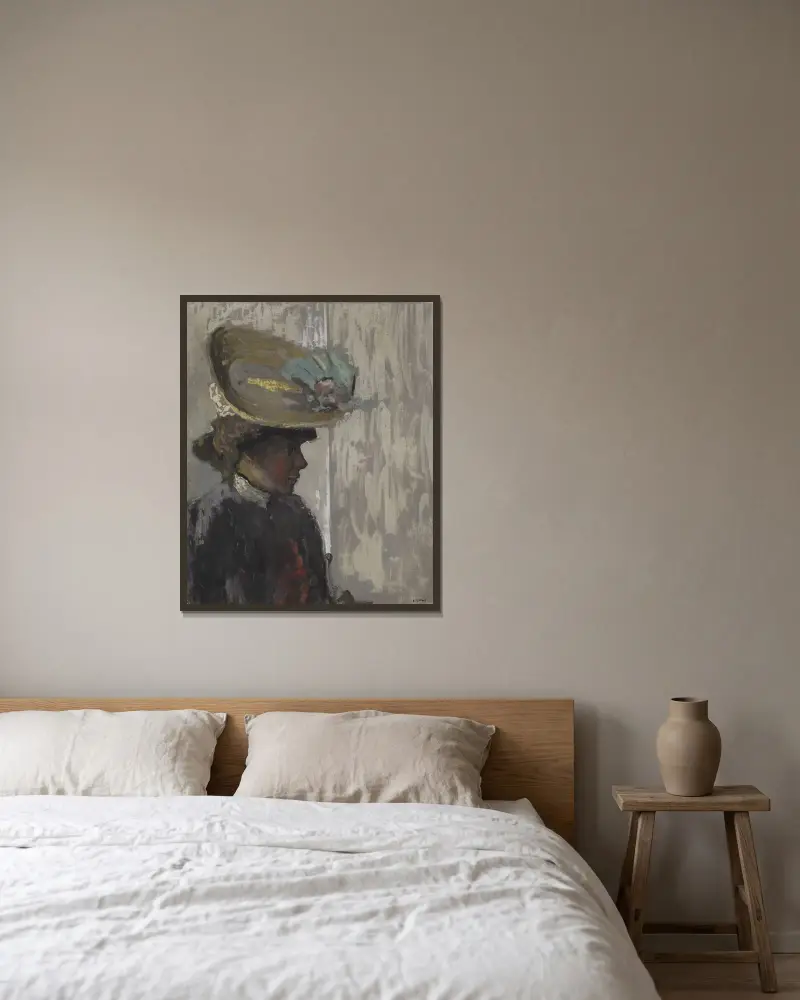Modell med stor hatt av Édouard Vuillard inramad på en vägg