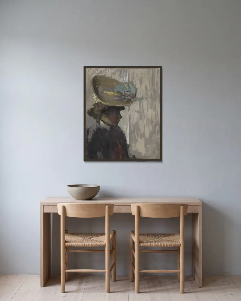 Modell med stor hatt av Édouard Vuillard inramad på en vägg