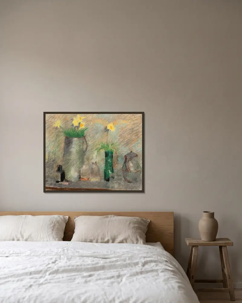 Stilleben med blommor och flaska av Édouard Vuillard inramad på en vägg