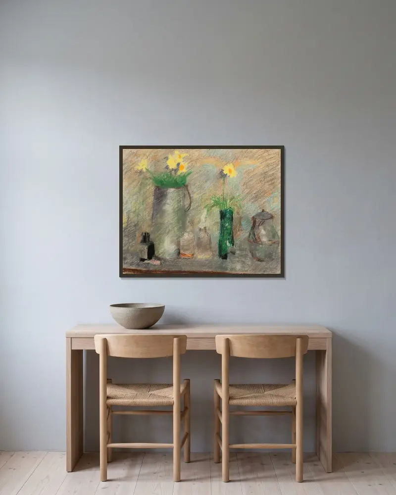 Stilleben med blommor och flaska av Édouard Vuillard inramad på en vägg