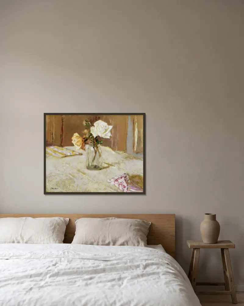 Rosor i en glasvas av Édouard Vuillard inramad på en vägg