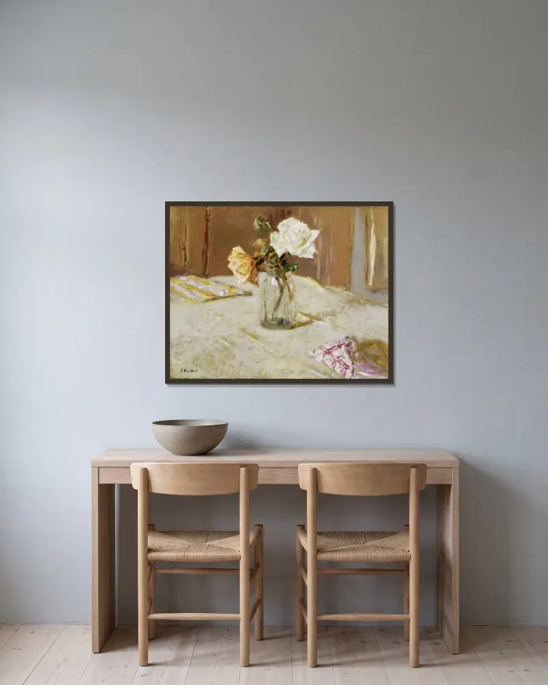 Rosor i en glasvas av Édouard Vuillard inramad på en vägg