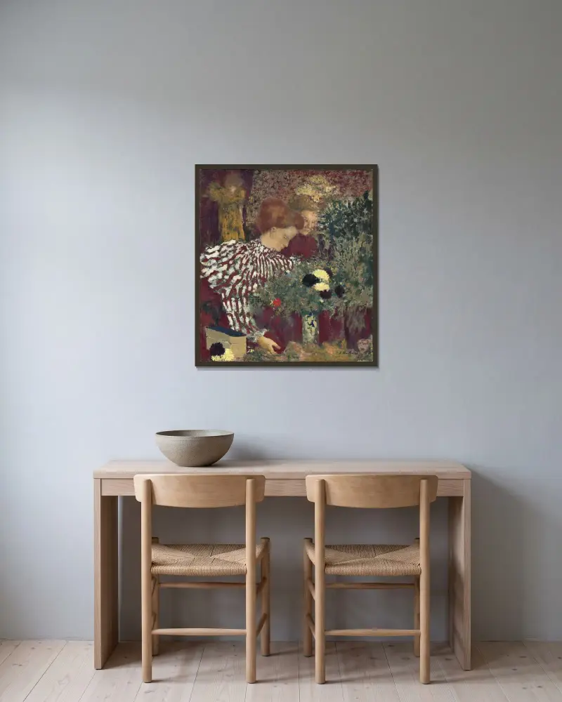 Kvinna i randig klänning av Édouard Vuillard inramad på en vägg