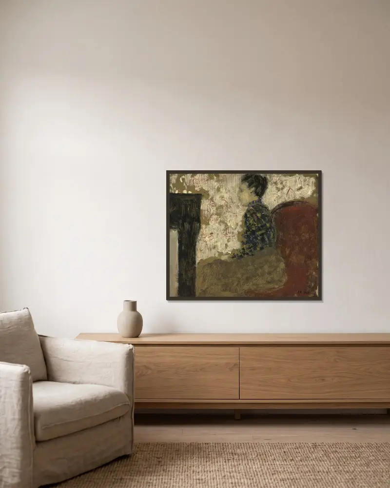 Kvinna som sitter vid kaminen av Édouard Vuillard inramad på en vägg
