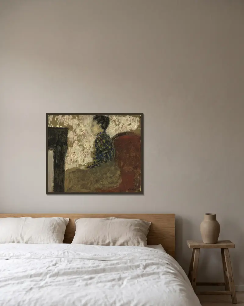 Kvinna som sitter vid kaminen av Édouard Vuillard inramad på en vägg