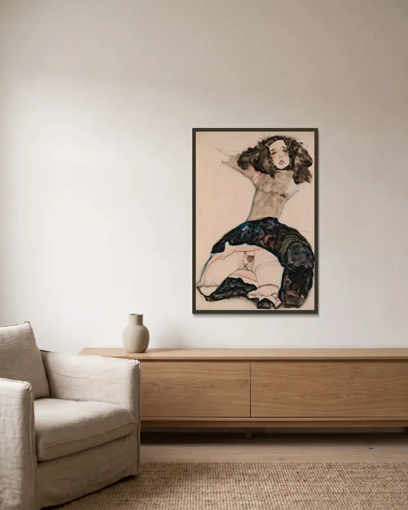 Svarthårig flicka med upplyft kjol av Egon Schiele inramad på en vägg