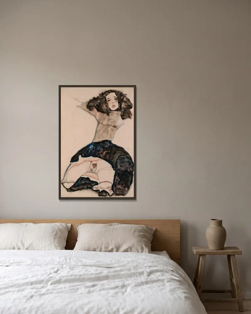 Svarthårig flicka med upplyft kjol av Egon Schiele inramad på en vägg