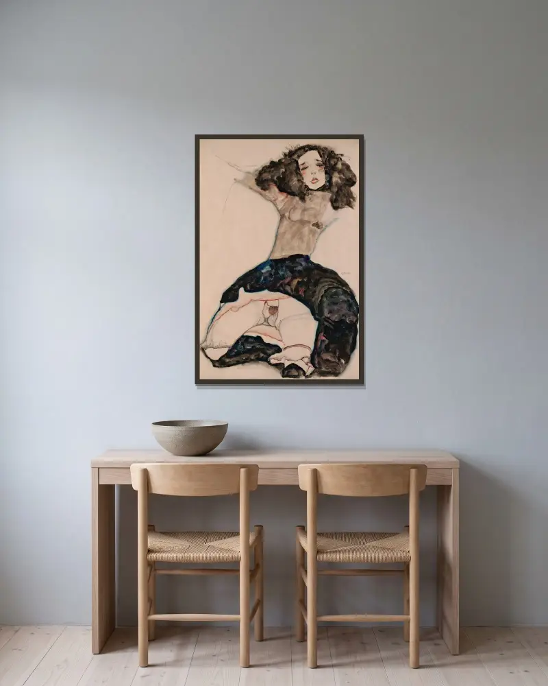 Svarthårig flicka med upplyft kjol av Egon Schiele inramad på en vägg