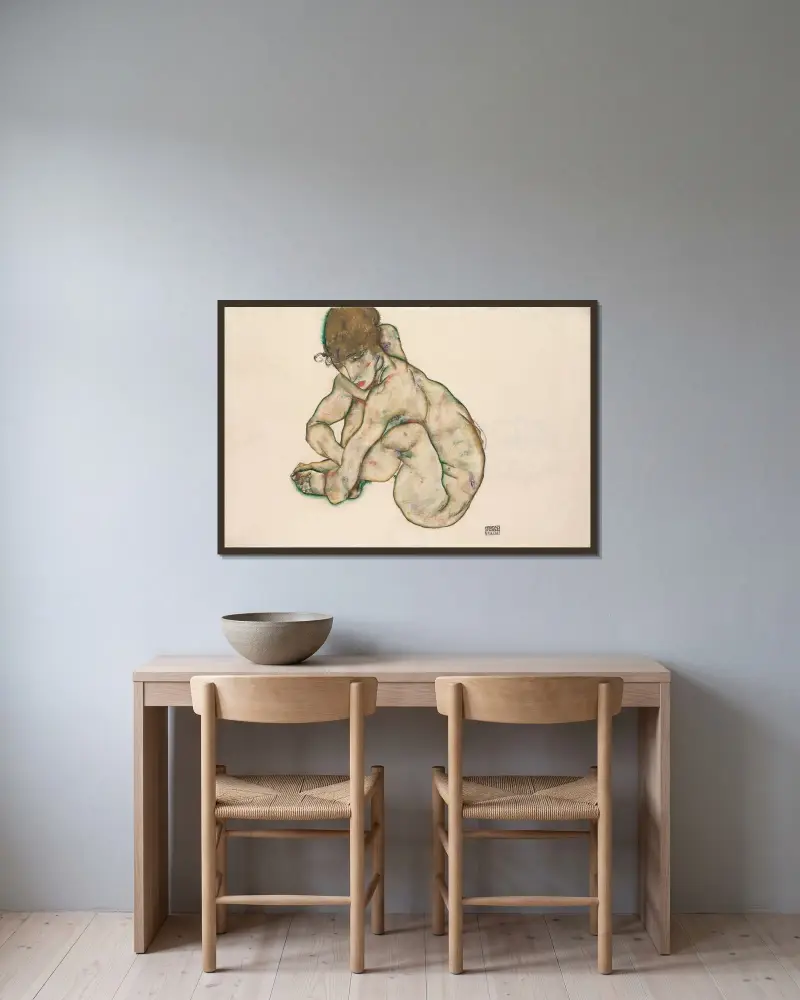 Crouching Nude Girl av Egon Schiele inramad på en vägg