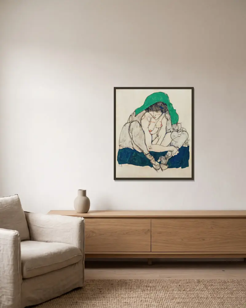 Hukande kvinna med grön huvudduk av Egon Schiele inramad på en vägg