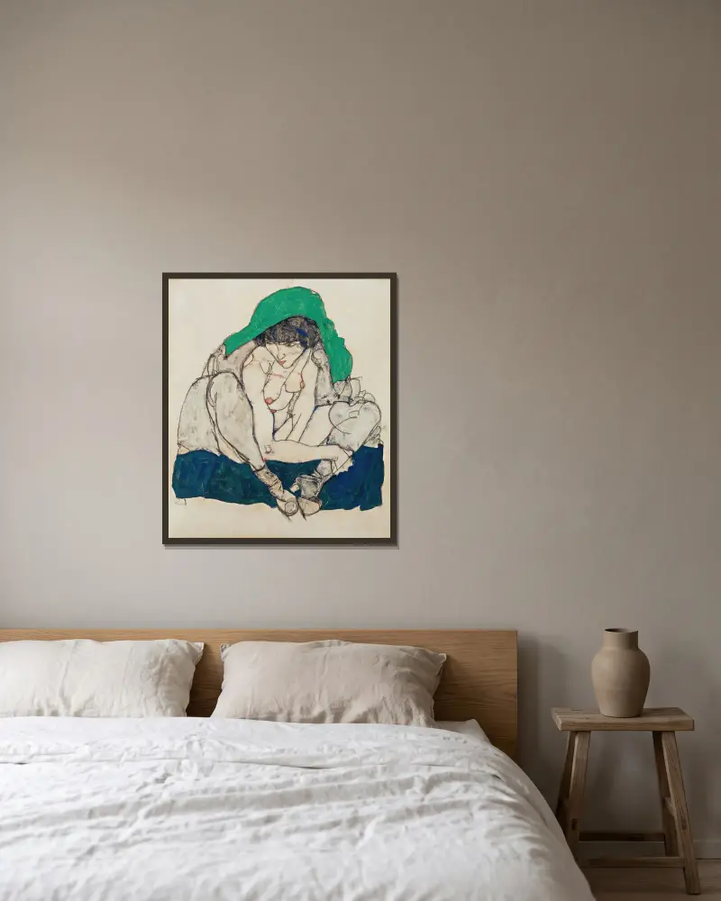 Hukande kvinna med grön huvudduk av Egon Schiele inramad på en vägg