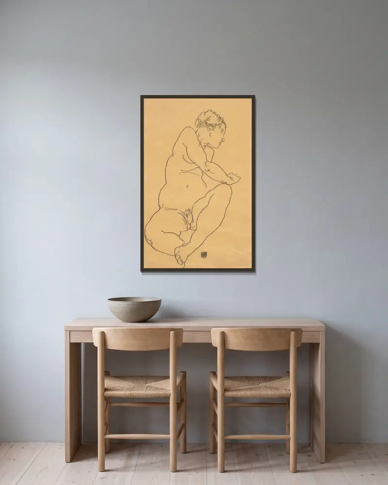 Kvinnlig akt böjd åt vänster av Egon Schiele inramad på en vägg