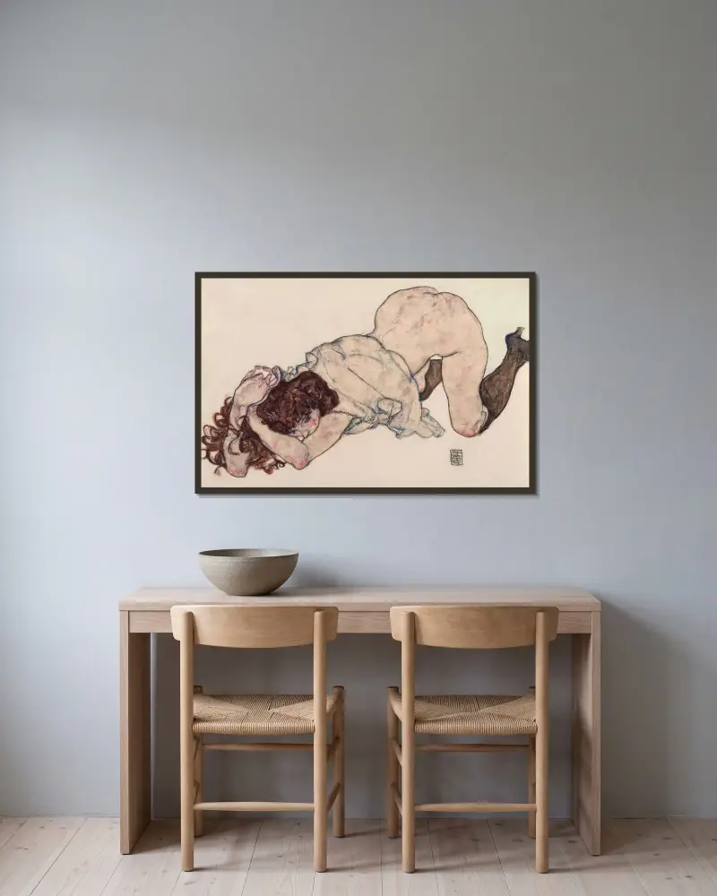 Knästående flicka, vilande på båda armbågarna av Egon Schiele inramad på en vägg