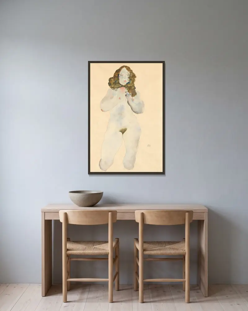 Kniender weiblicher Akt von Egon Schiele gerahmt an einer Wand