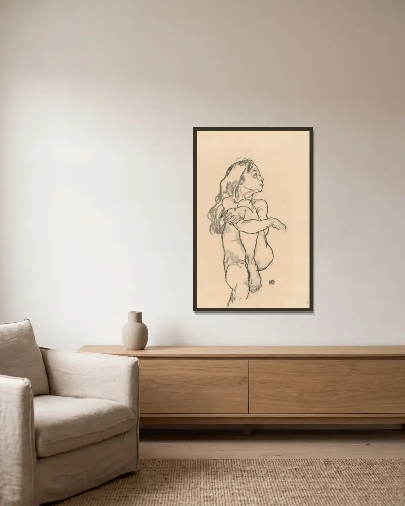 Sittande naken flicka som greppar sitt vänstra knä av Egon Schiele inramad på en vägg