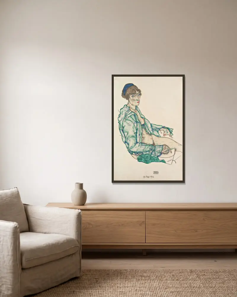Sittande halvakt med blått hårband av Egon Schiele inramad på en vägg