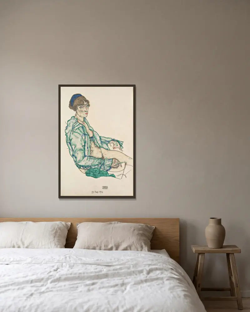 Sittande halvakt med blått hårband av Egon Schiele inramad på en vägg