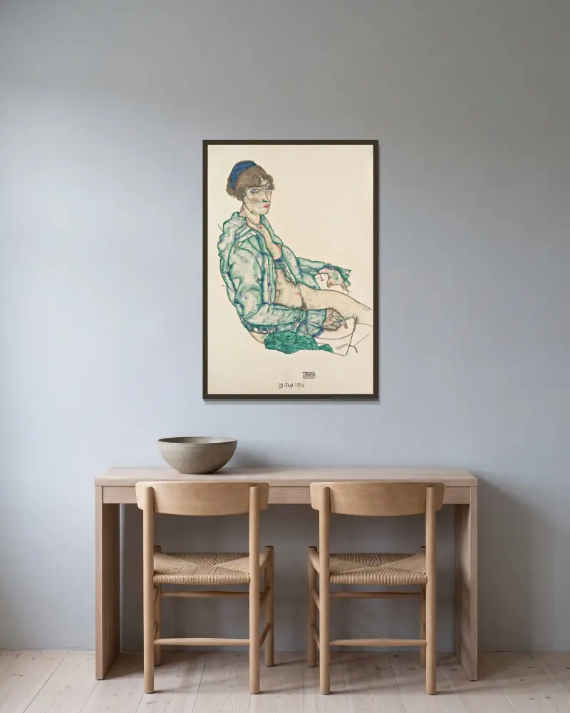 Sittande halvakt med blått hårband av Egon Schiele inramad på en vägg