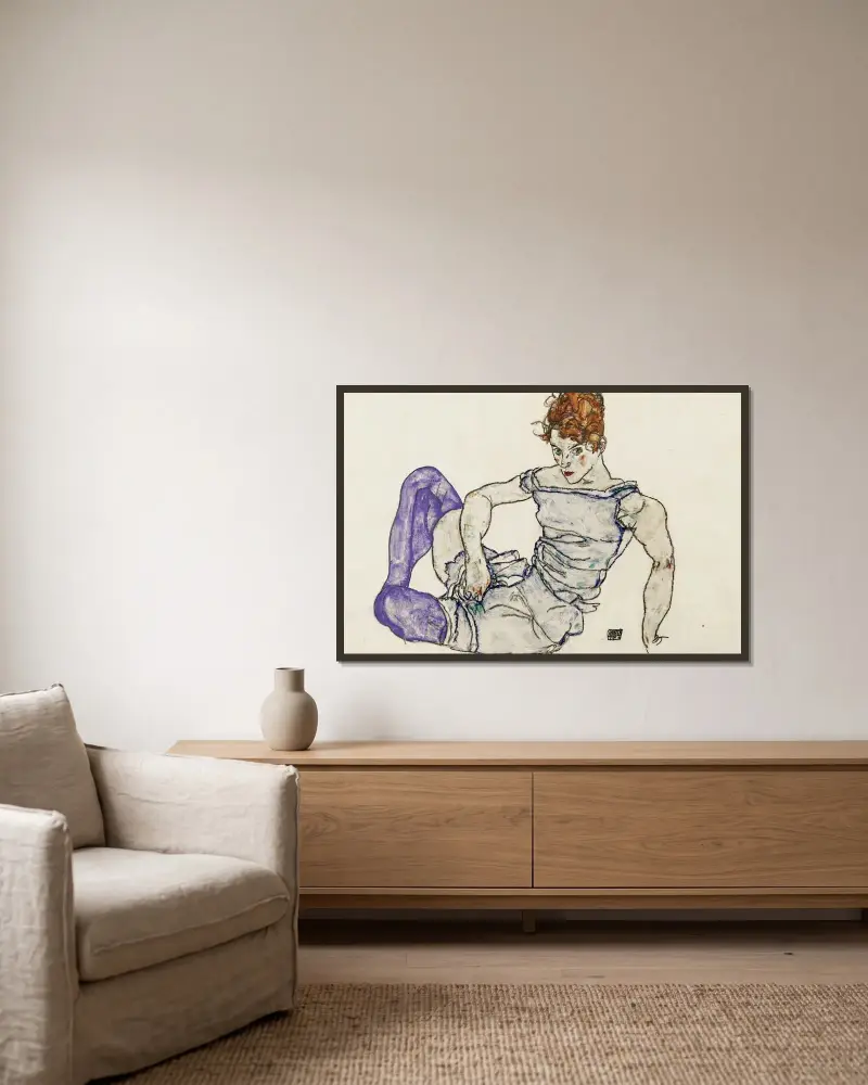 Sittande kvinna med violetta strumpor av Egon Schiele inramad på en vägg