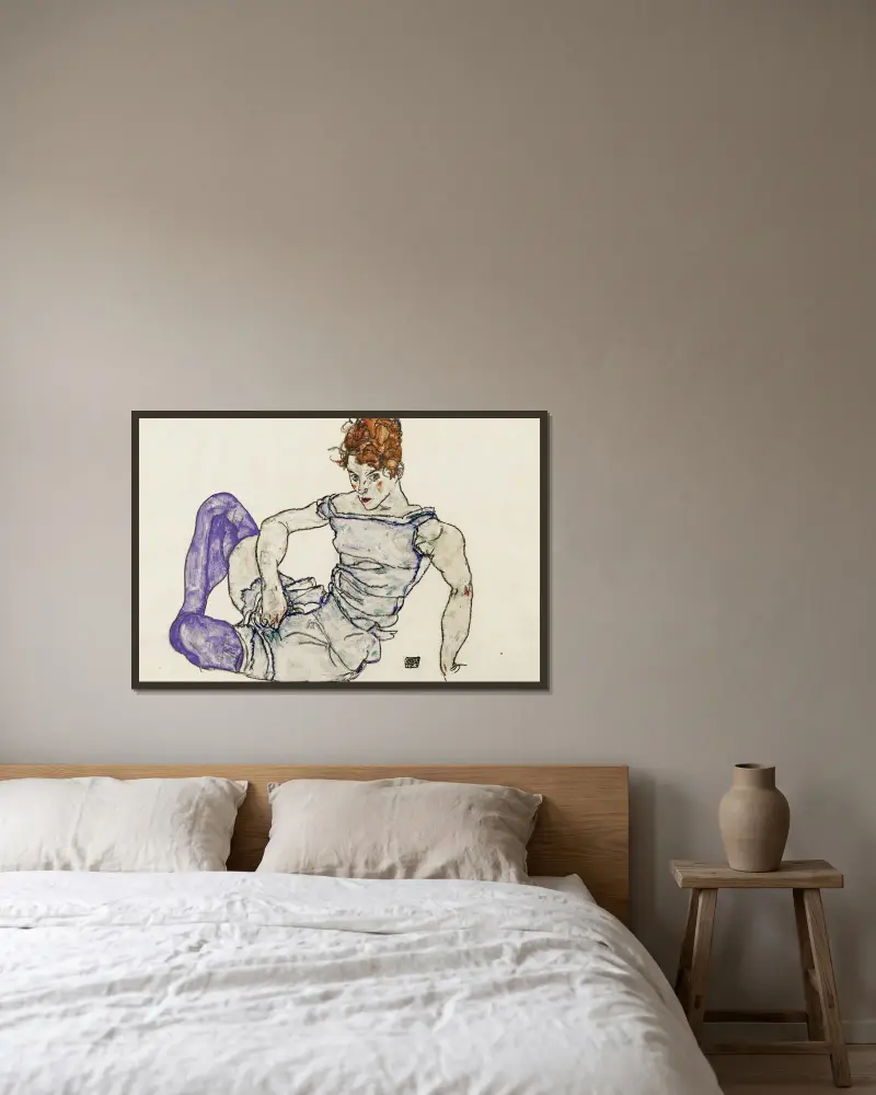Sittande kvinna med violetta strumpor av Egon Schiele inramad på en vägg